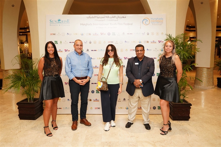 وصول النجوم نيرمين الفقي ومحمد ممدوح وعبير صبري إلى الغردقة للمشاركة في النسخة الثالثة لمهرجان الغردقة لسينما الشباب