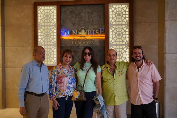 وصول النجوم نيرمين الفقي ومحمد ممدوح وعبير صبري إلى الغردقة للمشاركة في النسخة الثالثة لمهرجان الغردقة لسينما الشباب