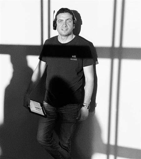 طليق ابنة فنان شهير بدأ مع خالد يوسف وعمل مساعد مخرج في 6 أعمال للزعيم عادل إمام وكان له تجارب بالتمثيل 10 معلومات عن أحمد جمال أحدث أزواج رانيا يوسف