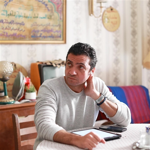 طليق ابنة فنان شهير بدأ مع خالد يوسف وعمل مساعد مخرج في 6 أعمال للزعيم عادل إمام وكان له تجارب بالتمثيل 10 معلومات عن أحمد جمال أحدث أزواج رانيا يوسف