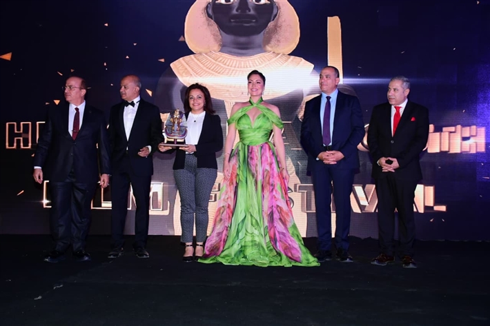  شرطة_الموضة: نرمين الفقي بفستان شيفون مفتوح من منطقة الصدر في افتتاح مهرجان الغردقة لسينما الشباب سعره 52 ألف جنيه