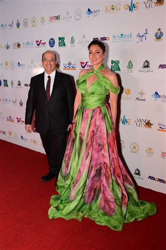  شرطة_الموضة: نرمين الفقي بفستان شيفون مفتوح من منطقة الصدر في افتتاح مهرجان الغردقة لسينما الشباب سعره 52 ألف جنيه