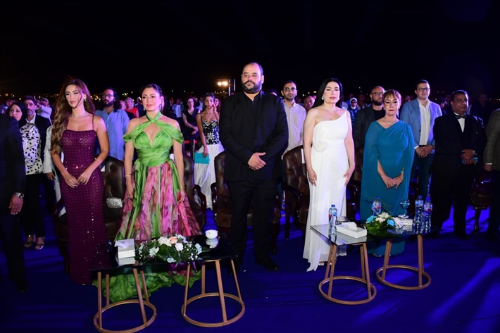  شرطة_الموضة: نرمين الفقي بفستان شيفون مفتوح من منطقة الصدر في افتتاح مهرجان الغردقة لسينما الشباب سعره 52 ألف جنيه