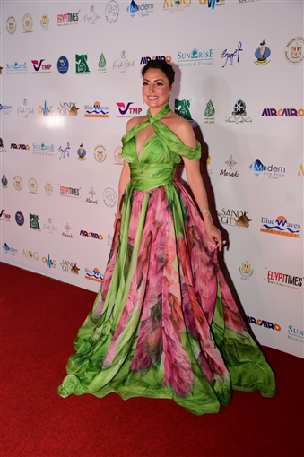  شرطة_الموضة: نرمين الفقي بفستان شيفون مفتوح من منطقة الصدر في افتتاح مهرجان الغردقة لسينما الشباب سعره 52 ألف جنيه