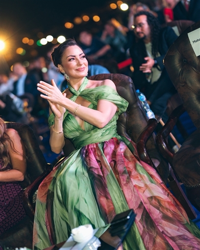  شرطة_الموضة: نرمين الفقي بفستان شيفون مفتوح من منطقة الصدر في افتتاح مهرجان الغردقة لسينما الشباب سعره 52 ألف جنيه