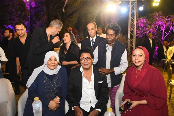 محمد منير يحتفل بحفل زفاف ابن شقيقته بحضور أحمد الشامي وأحمد عصام