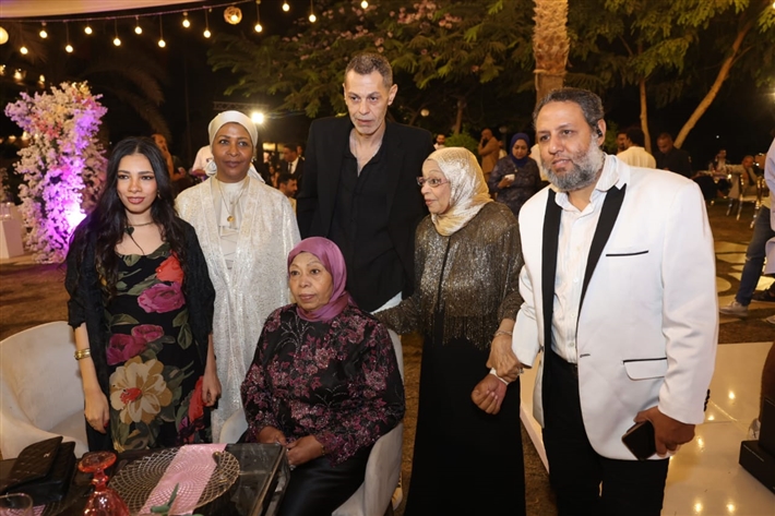 محمد منير يحتفل بحفل زفاف ابن شقيقته بحضور أحمد الشامي وأحمد عصام