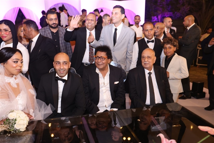 محمد منير يحتفل بحفل زفاف ابن شقيقته بحضور أحمد الشامي وأحمد عصام