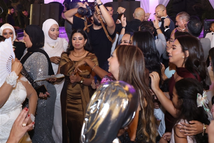 محمد منير يحتفل بحفل زفاف ابن شقيقته بحضور أحمد الشامي وأحمد عصام