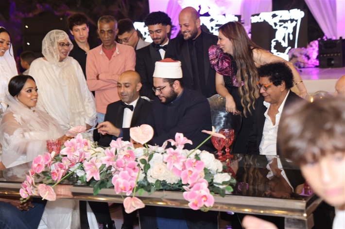محمد منير يحتفل بحفل زفاف ابن شقيقته بحضور أحمد الشامي وأحمد عصام