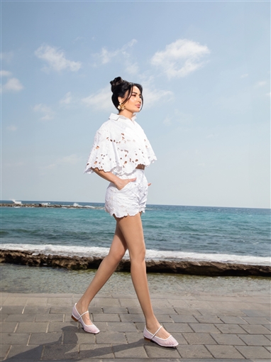  شرطة-الموضة: سيرين عبد النور تلمس السماء في جلسة تصوير خريفية بإطلالة بيضاء شورت وقميص قصير كشف عن بطنها من Tony Ward
