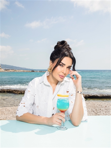  شرطة-الموضة: سيرين عبد النور تلمس السماء في جلسة تصوير خريفية بإطلالة بيضاء شورت وقميص قصير كشف عن بطنها من Tony Ward