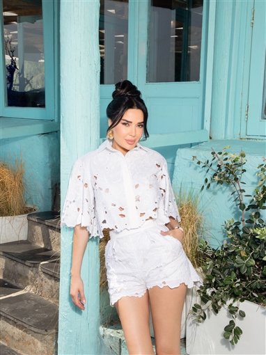  شرطة-الموضة: سيرين عبد النور تلمس السماء في جلسة تصوير خريفية بإطلالة بيضاء شورت وقميص قصير كشف عن بطنها من Tony Ward