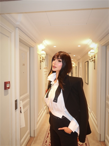 نور الغندور ببدلة من Elisabetta Franchi في أحدث جلسة تصوير بباريس العالم ملكي