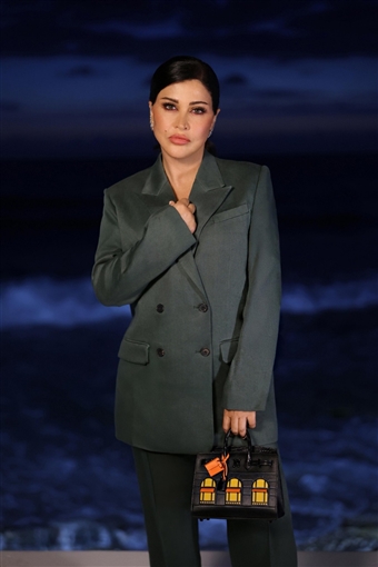  شرطة_الموضة: جومانا مراد ببدلة oversize وحقيبة من Hermes سعرها 900 ألف جنيه