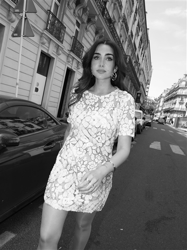  شرطة_الموضة: هنا الزاهد بفستان شفاف قصير من Michael Kors في جلسة تصوير بشوارع باريس سعره 20 ألف جنيه