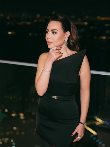 أسما إبراهيم تخطف الأنظار بإطلالة سوداء فاخرة في افتتاح مطعم Carbone بدبي