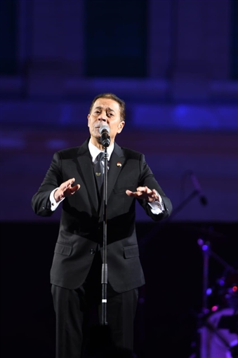 مدحت صالح يفتتح حفل قصر عابدين بـ ولا تسوى دموع و جاى على نفسك 