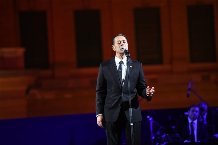 مدحت صالح يفتتح حفل قصر عابدين بـ ولا تسوى دموع و جاى على نفسك 