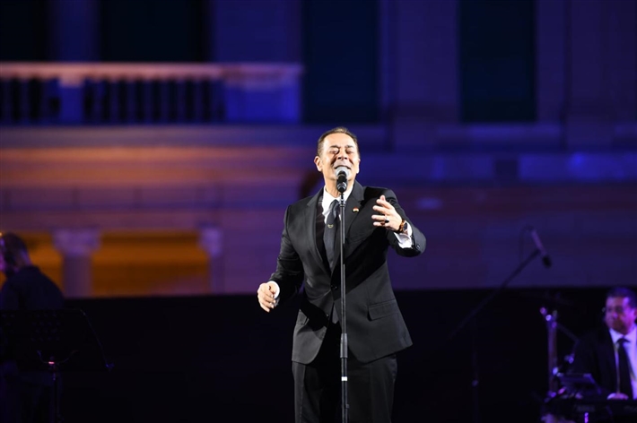 مدحت صالح يفتتح حفل قصر عابدين بـ ولا تسوى دموع و جاى على نفسك 