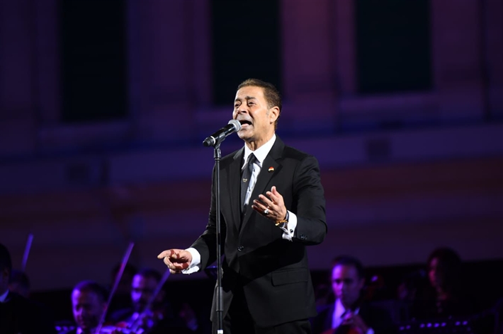 مدحت صالح يفتتح حفل قصر عابدين بـ ولا تسوى دموع و جاى على نفسك 