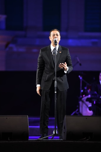 مدحت صالح يفتتح حفل قصر عابدين بـ ولا تسوى دموع و جاى على نفسك 