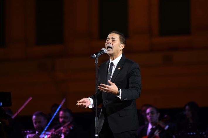 مدحت صالح يفتتح حفل قصر عابدين بـ ولا تسوى دموع و جاى على نفسك 