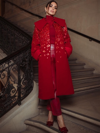 درة بإطلالة تبرز رشاقتها في أسبوع باريس للموضة