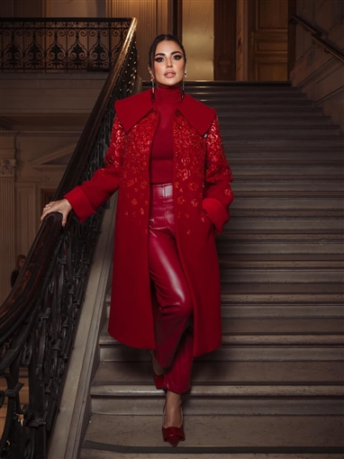 درة بإطلالة تبرز رشاقتها في أسبوع باريس للموضة