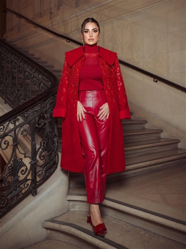 درة بإطلالة تبرز رشاقتها في أسبوع باريس للموضة