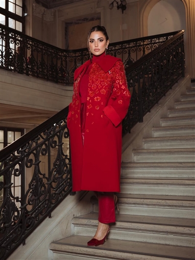 درة بإطلالة تبرز رشاقتها في أسبوع باريس للموضة