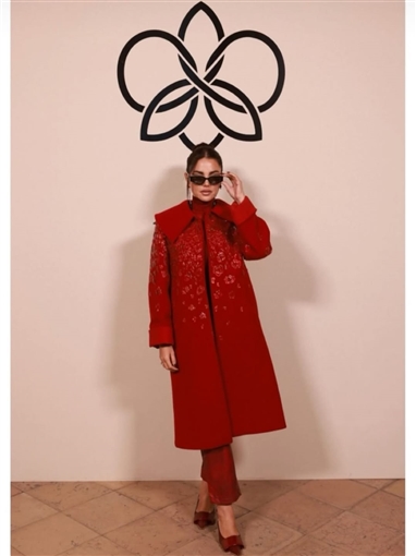 درة بإطلالة تبرز رشاقتها في أسبوع باريس للموضة