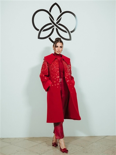 درة بإطلالة تبرز رشاقتها في أسبوع باريس للموضة