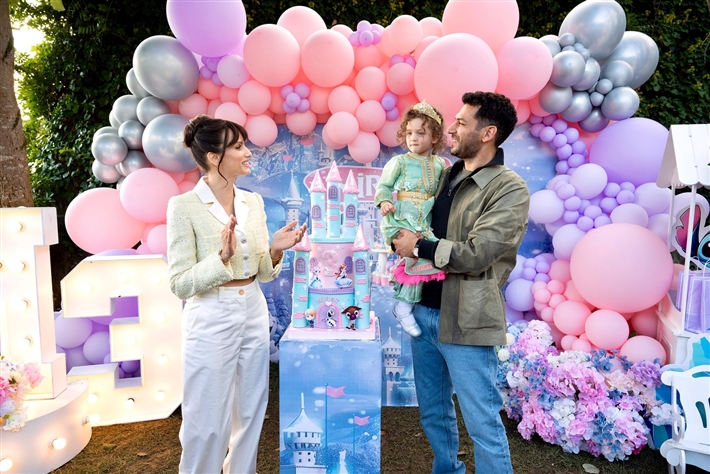 مراد يلدريم يحتفل بعيد ميلاد ابنته ستيتش وإلسا زينا المكان