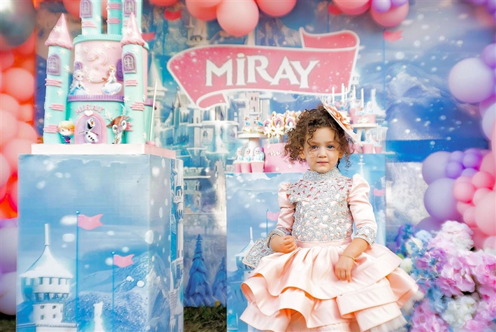 مراد يلدريم يحتفل بعيد ميلاد ابنته ستيتش وإلسا زينا المكان