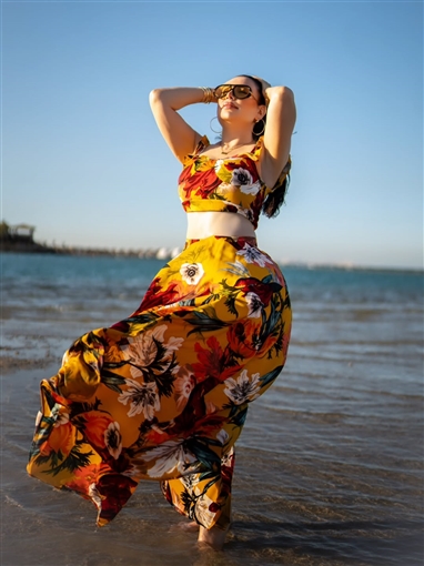 عبير صبري تودع الصيف بجلسة تصوير في بحر الغردقة