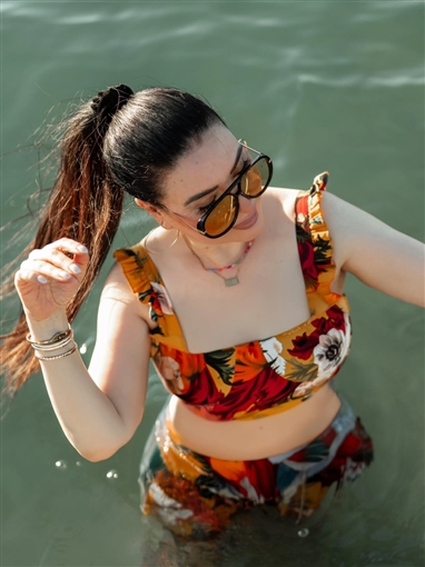 عبير صبري تودع الصيف بجلسة تصوير في بحر الغردقة