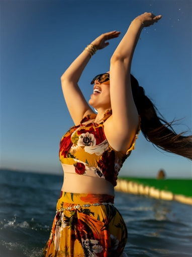 عبير صبري تودع الصيف بجلسة تصوير في بحر الغردقة