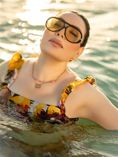 عبير صبري تودع الصيف بجلسة تصوير في بحر الغردقة