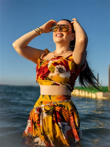 عبير صبري تودع الصيف بجلسة تصوير في بحر الغردقة