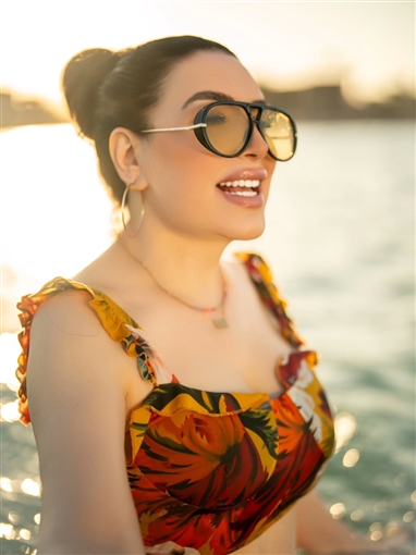 عبير صبري تودع الصيف بجلسة تصوير في بحر الغردقة