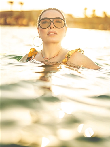 عبير صبري تودع الصيف بجلسة تصوير في بحر الغردقة