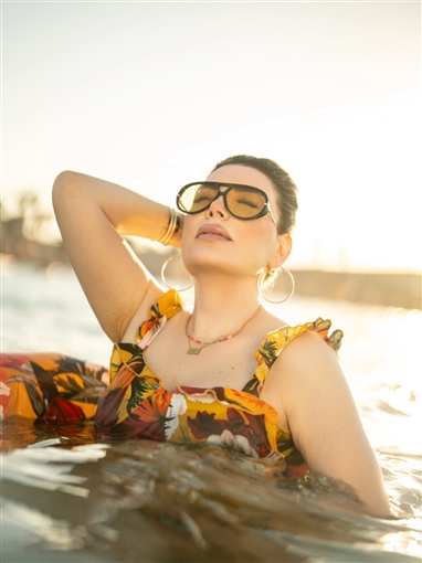 عبير صبري تودع الصيف بجلسة تصوير في بحر الغردقة