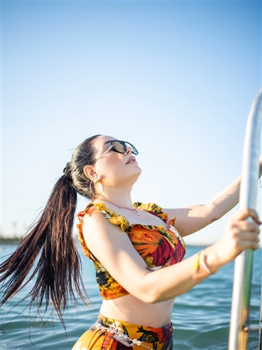 عبير صبري تودع الصيف بجلسة تصوير في بحر الغردقة