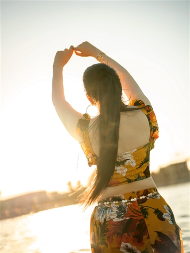 عبير صبري تودع الصيف بجلسة تصوير في بحر الغردقة