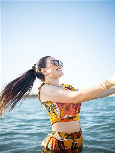 عبير صبري تودع الصيف بجلسة تصوير في بحر الغردقة