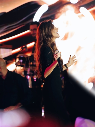 نانسي عجرم تتألق بفستان أسود في حفلها الغنائي بعمان