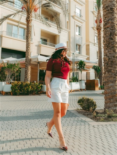 بوسي بإطلالة صيفية كاجوال في أحدث جلسة تصوير