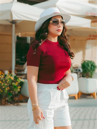 بوسي بإطلالة صيفية كاجوال في أحدث جلسة تصوير