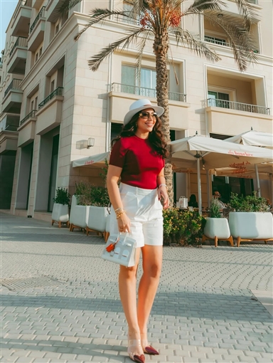 بوسي بإطلالة صيفية كاجوال في أحدث جلسة تصوير